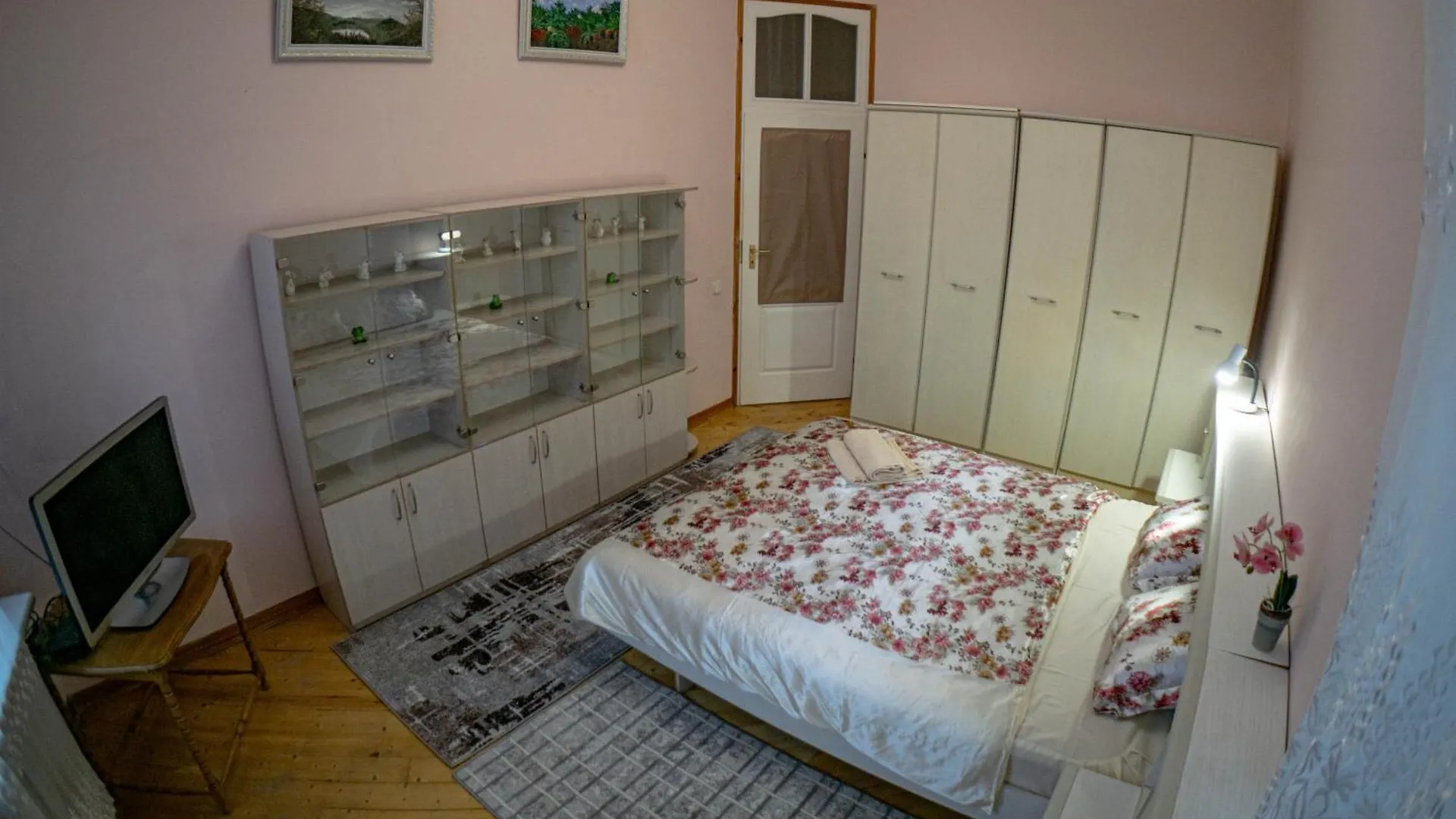 Двоповерхові Автентичні Апартаменти Біля Парку Шевченка 基輔